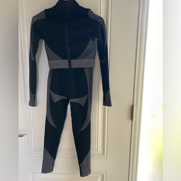 Chinese brand 2 piece-set Black/ White/Grey Crop Top & Legging - Size Small - Picture 3 of 5